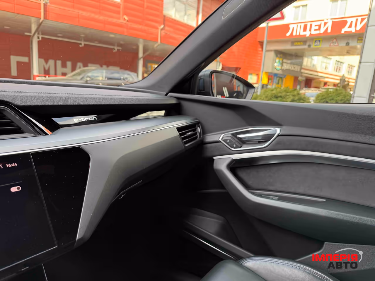 Audi e-tron - фото 36