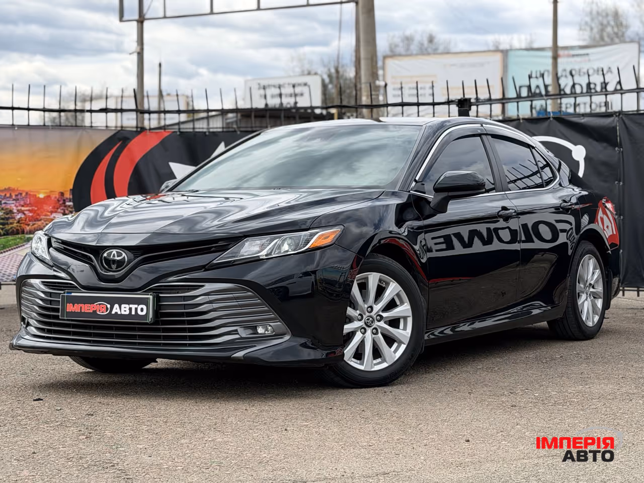 Toyota Camry - фото 1