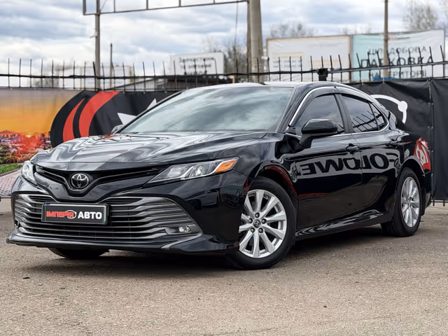 Toyota Camry - фото 1