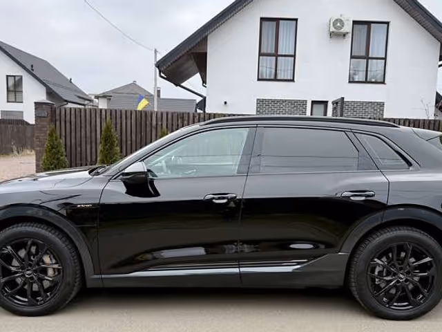 Audi e-tron - фото 2