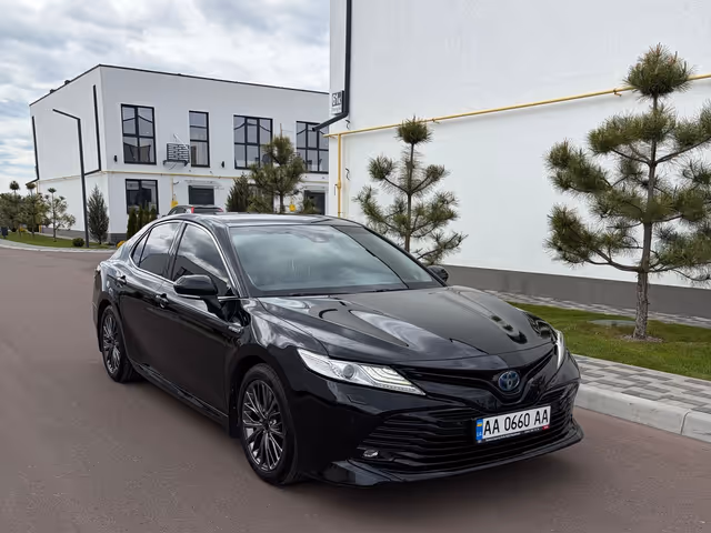 Toyota Camry - фото 1