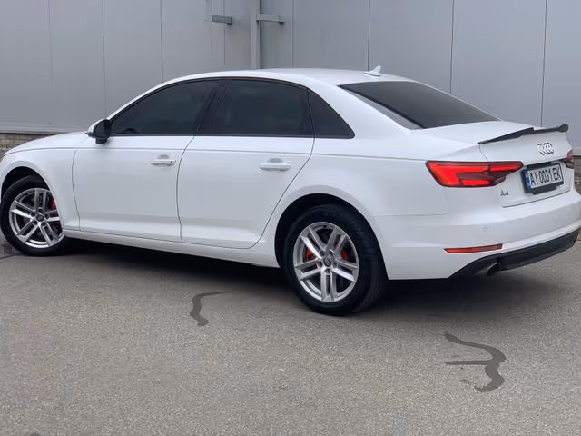 Audi A4 - фото 5