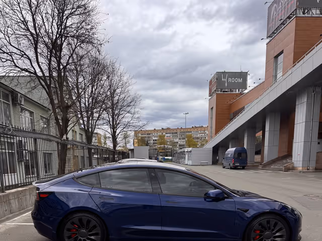 Tesla Model 3 - фото 5