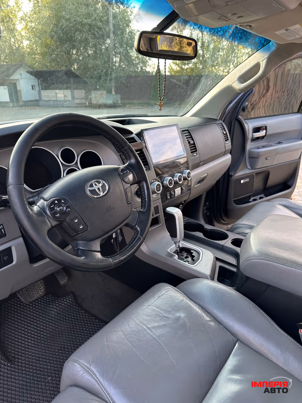 Toyota Sequoia - фото 4