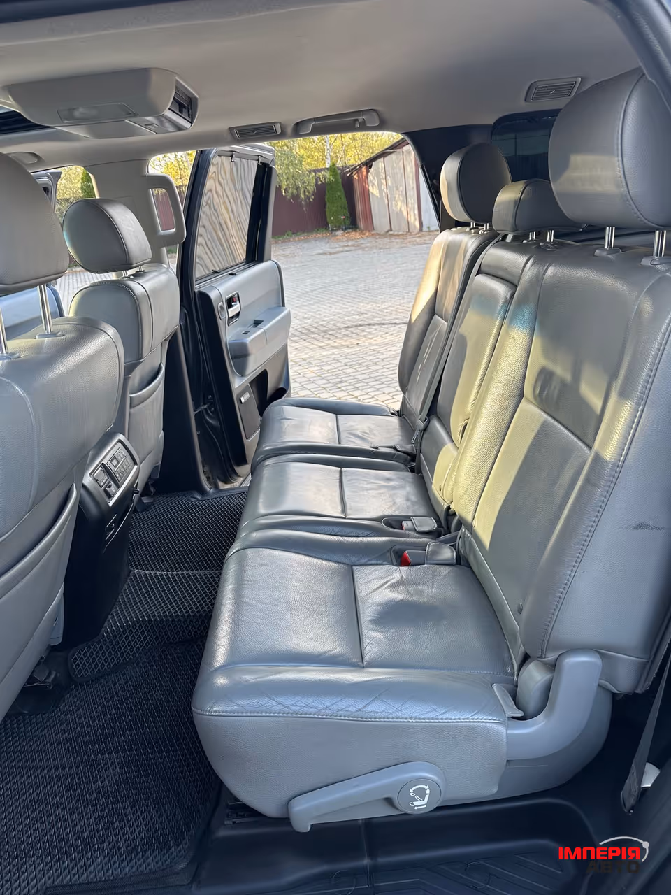 Toyota Sequoia - фото 7