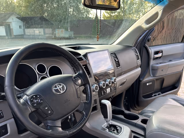 Toyota Sequoia - фото 4