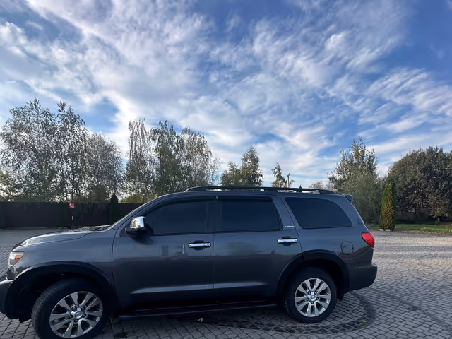 Toyota Sequoia - фото 2