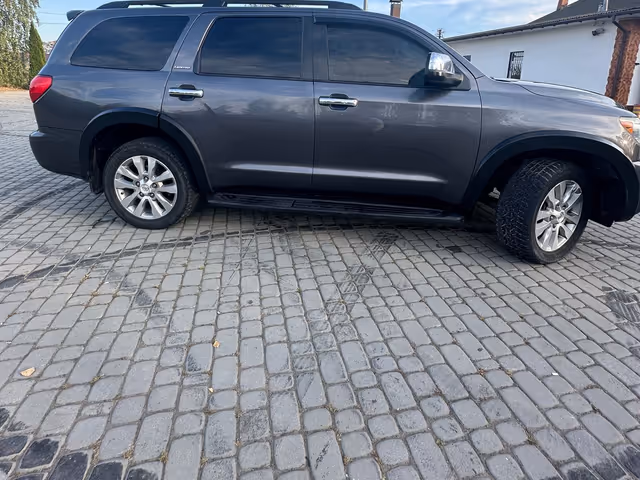 Toyota Sequoia - фото 3