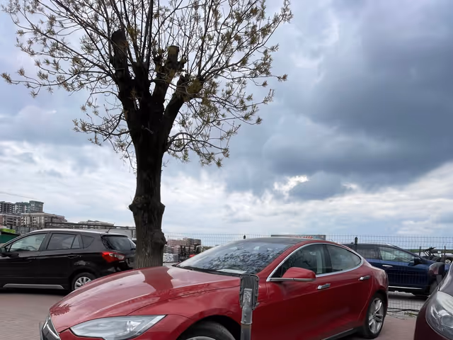 Tesla Model S - фото 1