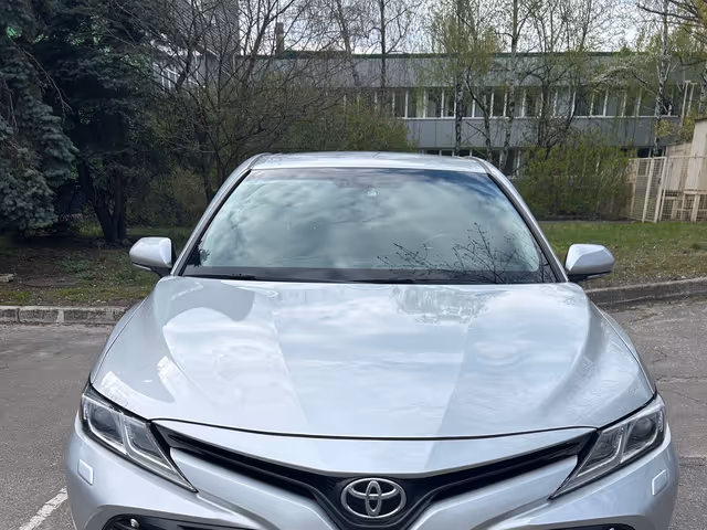 Toyota Camry - фото 1