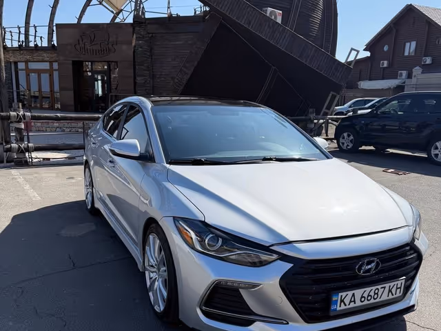 Hyundai Elantra - фото 1