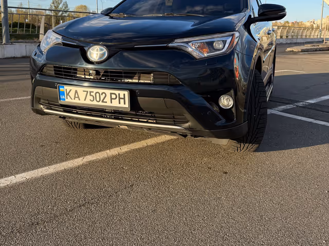 Toyota RAV4 - фото 1