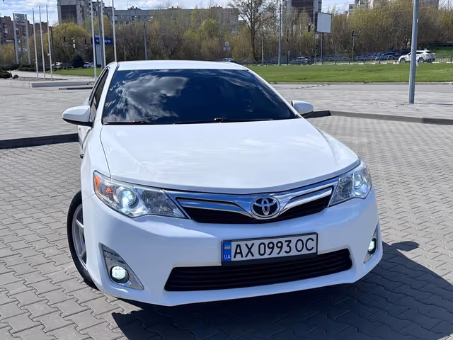 Toyota Camry - фото 1