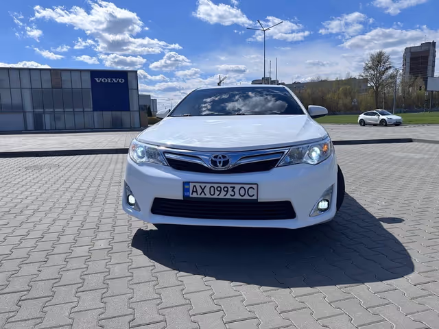 Toyota Camry - фото 2