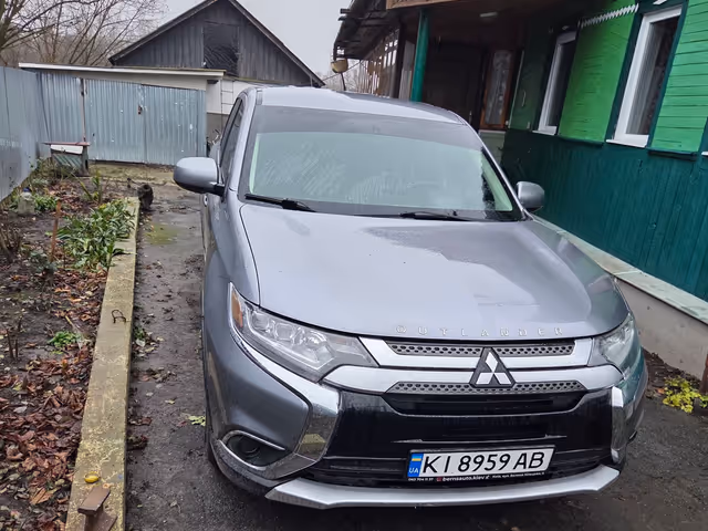 Mitsubishi Outlander - фото 1