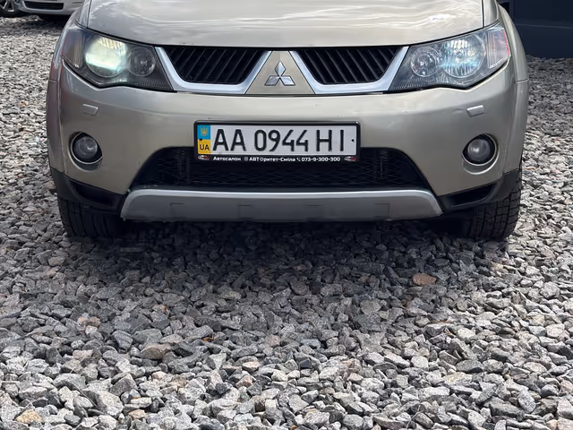 Mitsubishi Outlander - фото 2