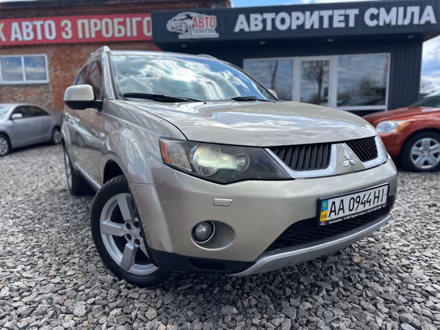 Mitsubishi Outlander - фото 1