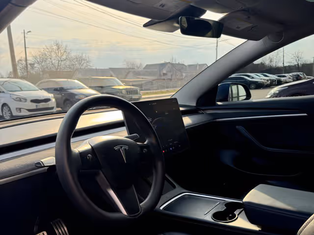 Tesla Model 3 - фото 4