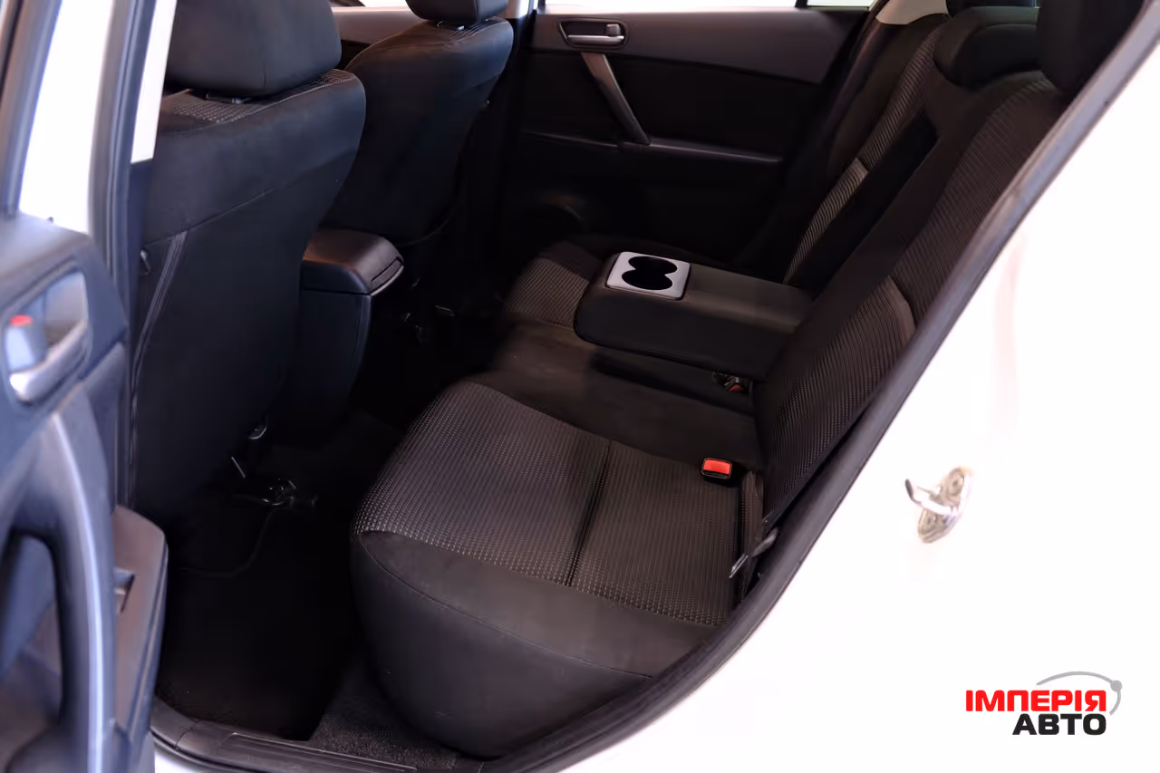 Mazda 3 - фото 8