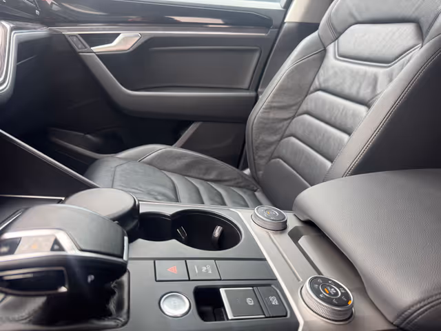 Volkswagen Touareg - фото 2