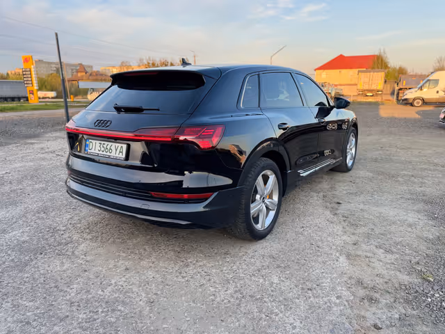 Audi e-tron - фото 5
