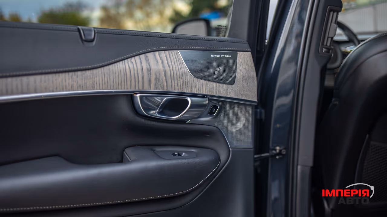 Volvo XC90 - фото 26
