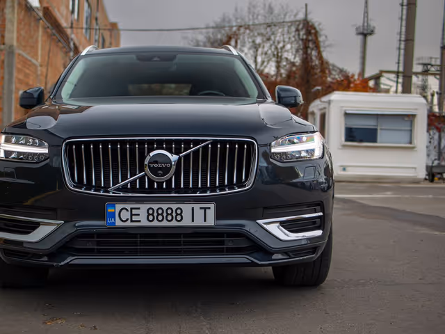 Volvo XC90 - фото 1