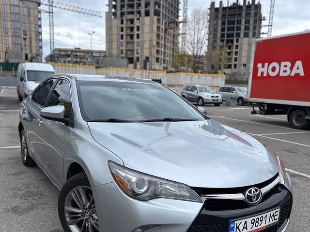 Toyota Camry - фото 1