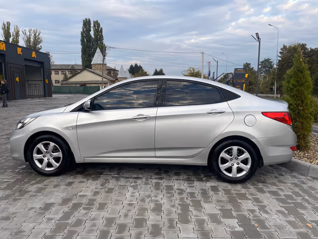 Hyundai Accent - фото 3