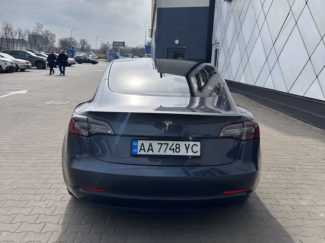 Tesla Model 3 - фото 3