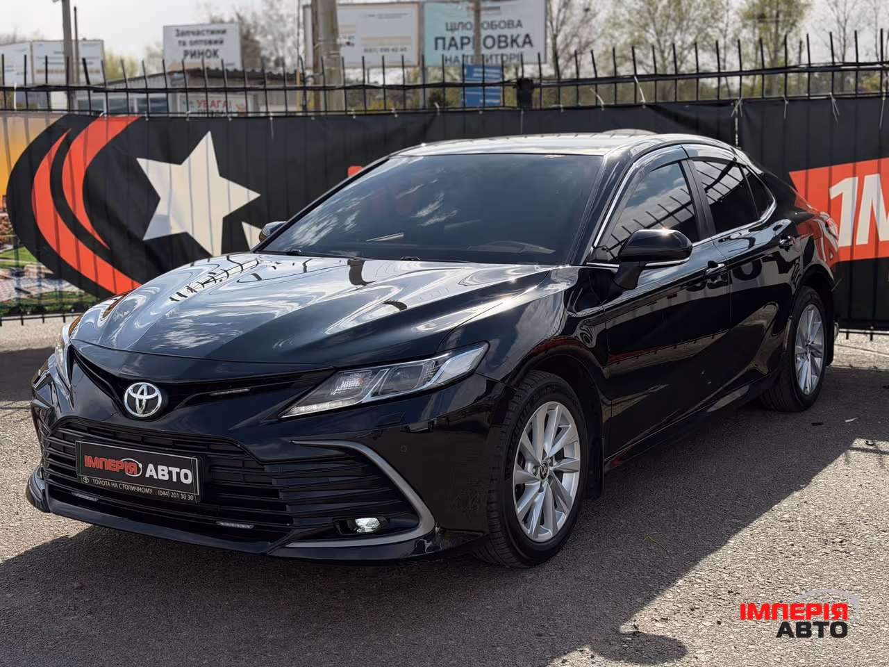 Toyota Camry - фото 1