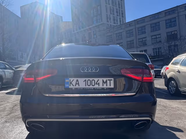 Audi A4 - фото 5