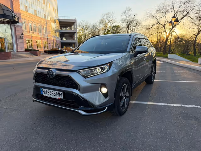 Toyota RAV4 - фото 1
