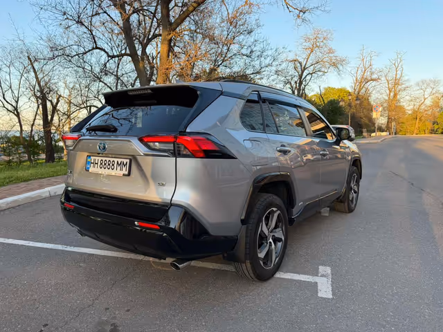Toyota RAV4 - фото 4