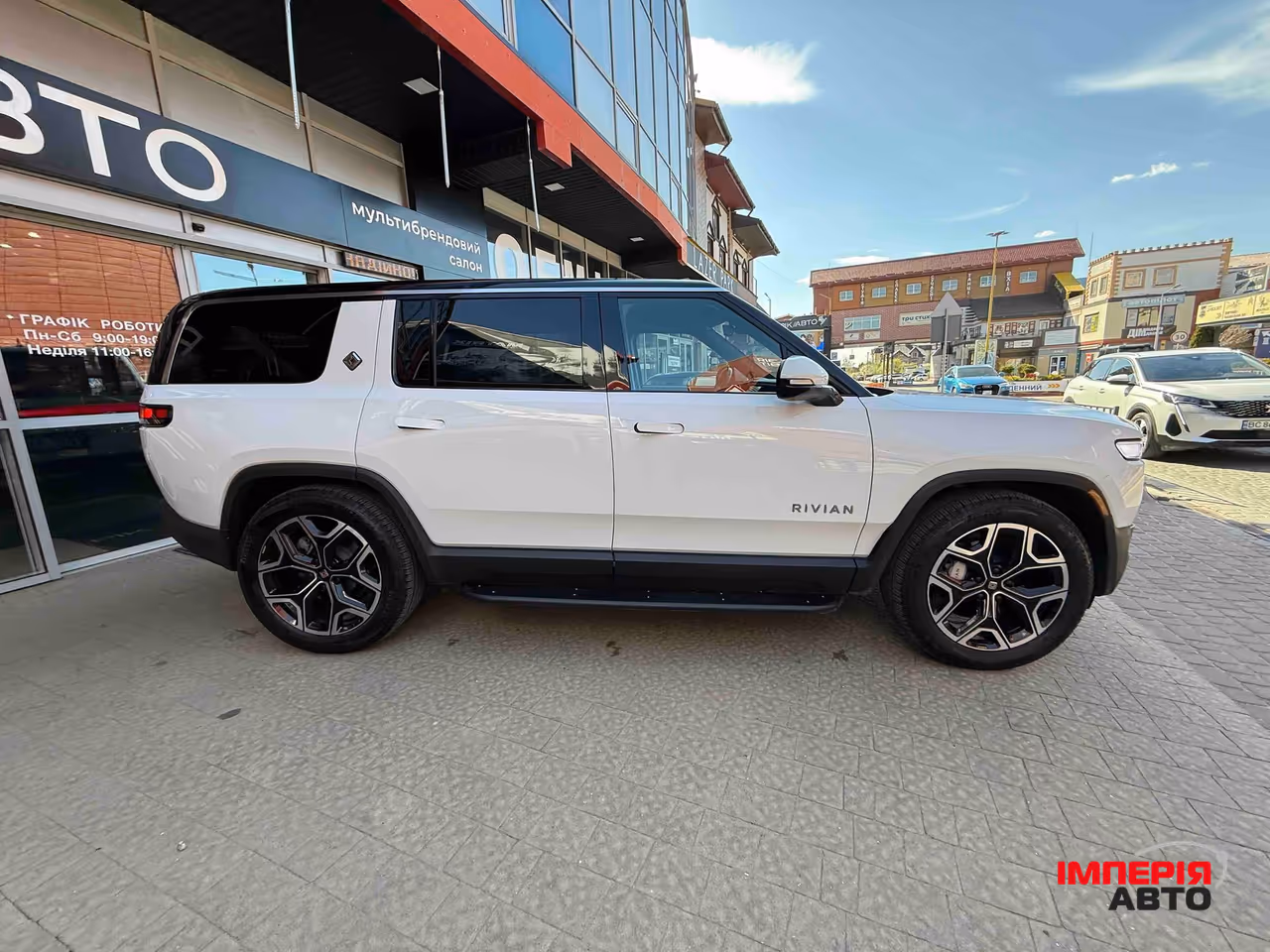 Rivian R1S - фото 7