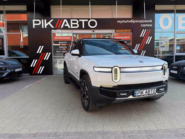 Rivian R1S - фото 1