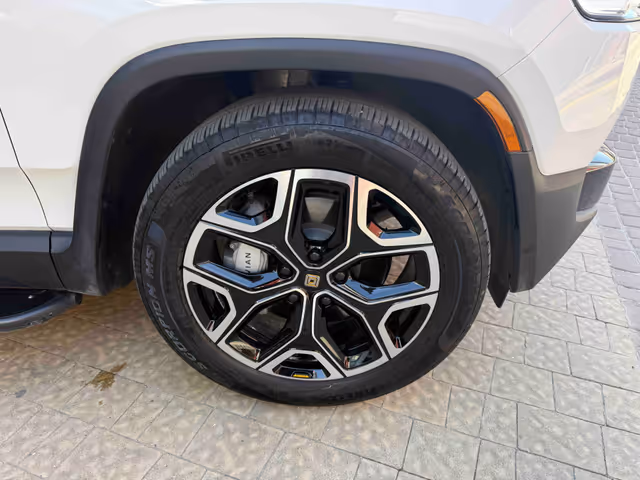 Rivian R1S - фото 5