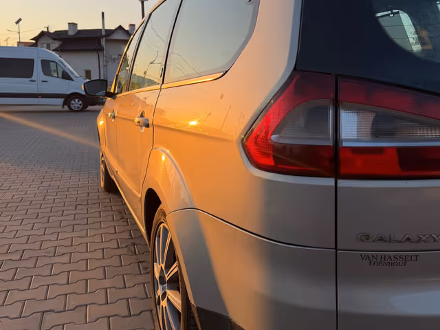 Ford Galaxy - фото 4