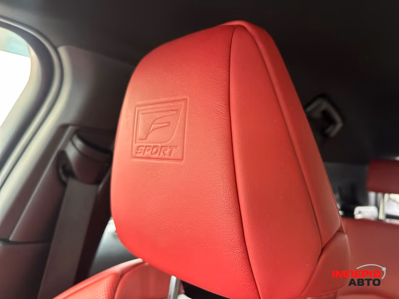 Lexus UX - фото 12