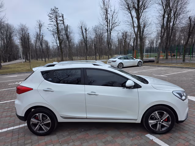 JAC iEV7S - фото 5