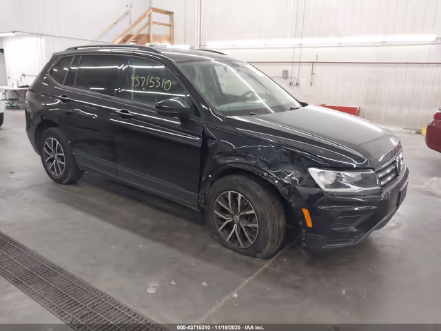 Volkswagen Tiguan - фото 1