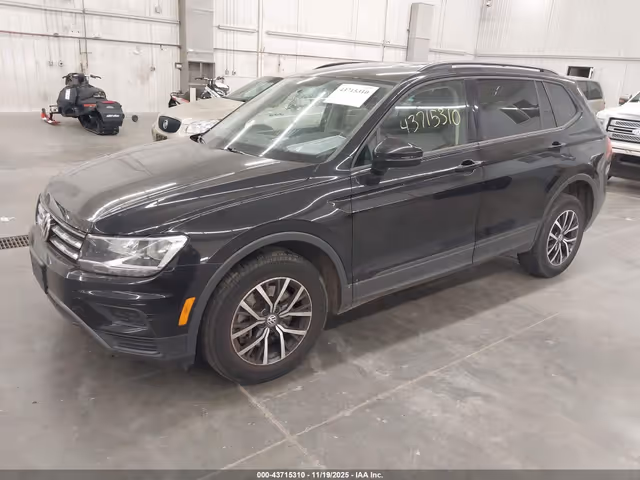 Volkswagen Tiguan - фото 3