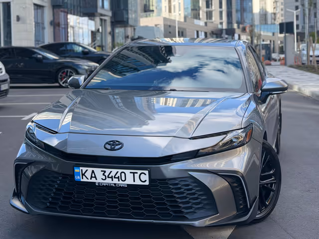 Toyota Camry - фото 1