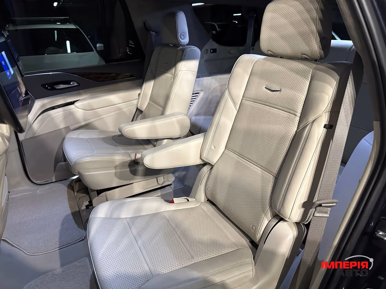 Cadillac Escalade - фото 18