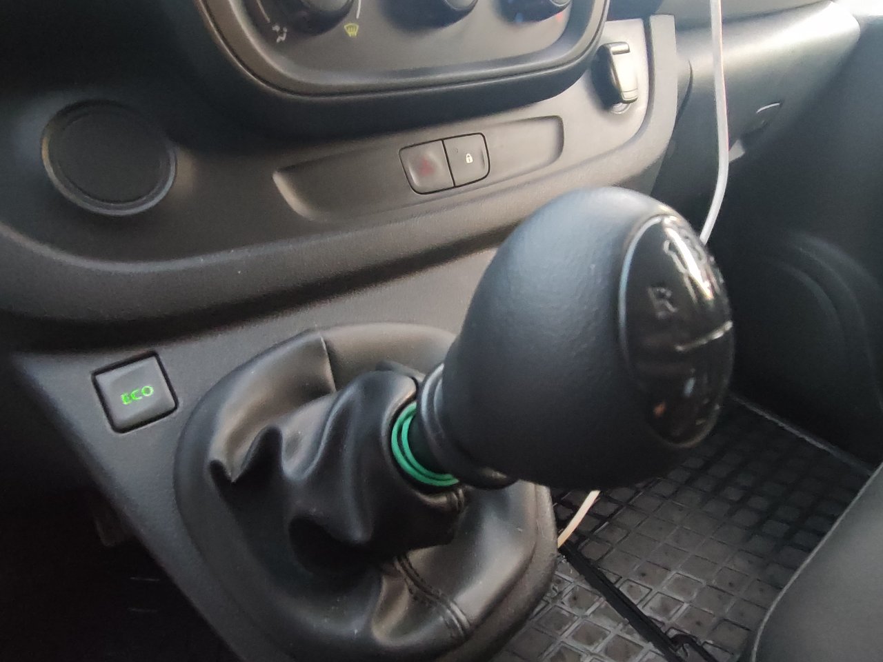 Renault Trafic - фото 16