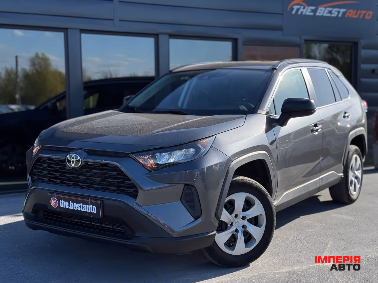 Toyota RAV4 - фото 1