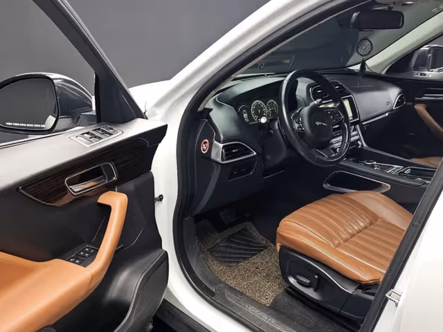 Jaguar F-Pace - фото 4