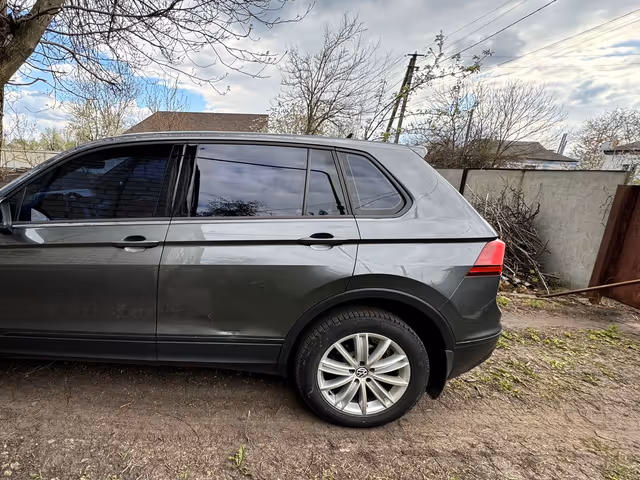 Volkswagen Tiguan - фото 2