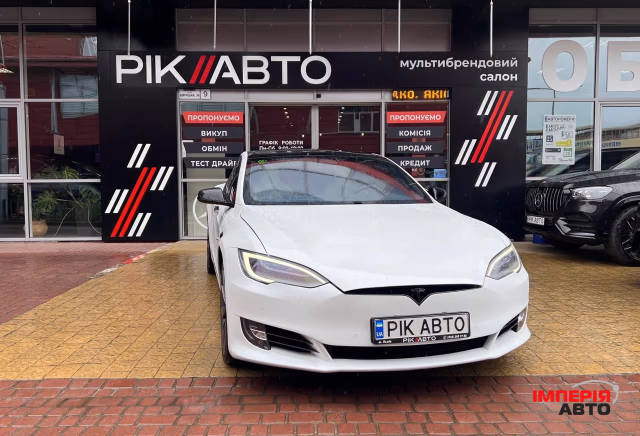 Tesla Model S - фото 1