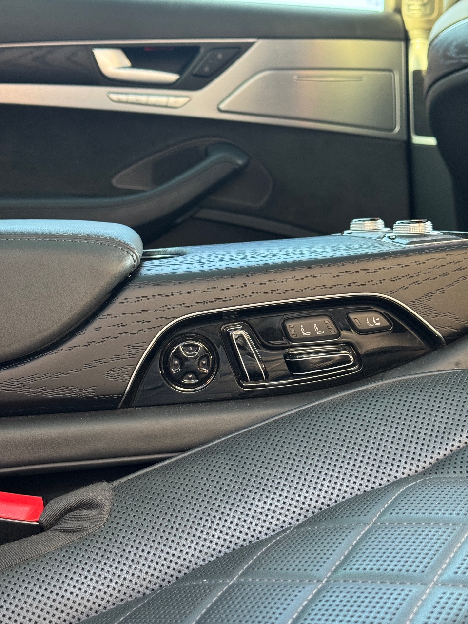 Audi A8 - фото 10